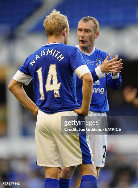 Everton's Tony Hibbert chats with team-mate Steven Naismith