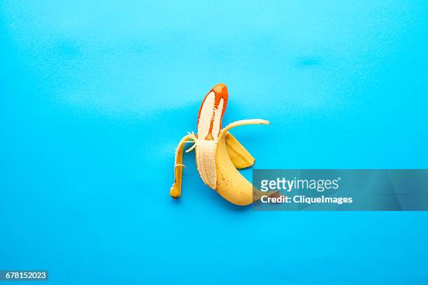 banana in paint - colorsurgetrend imagens e fotografias de stock