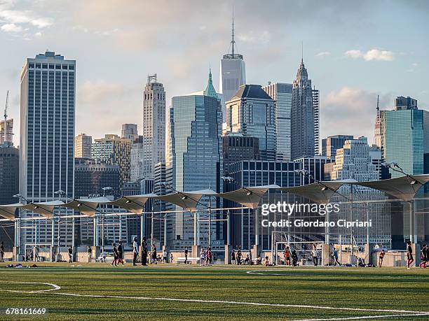 brooklyn bridge park pier 5 - brooklyn bridge park stock-fotos und bilder