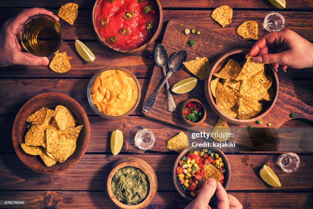 Famille manger Nachos avec Sauces