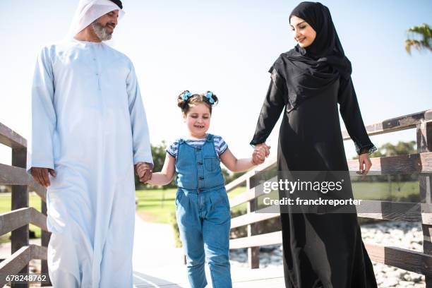 gelukkig familywalking in het park - happy arab family on travel stockfoto's en -beelden