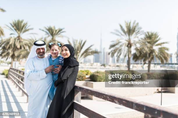 gelukkige familie in het park - happy arab family on travel stockfoto's en -beelden