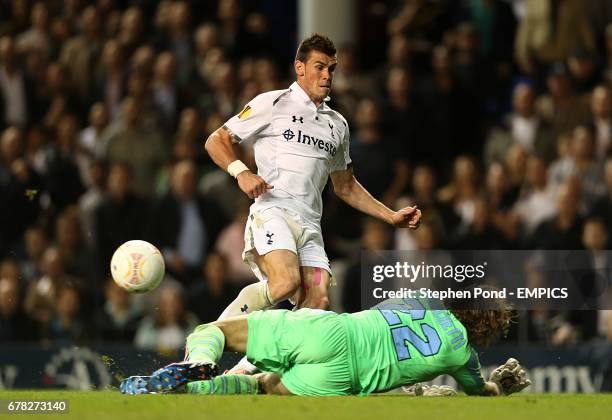 Lazio's goalkeeper Federico Marchetti saves at the feet of Tottenham Hotspur's Gareth Bale
