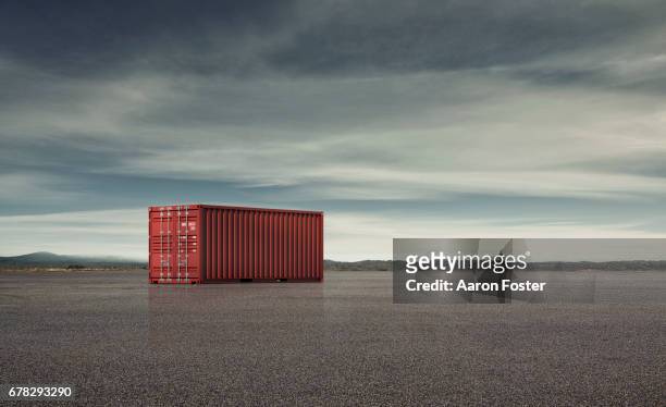 shipping containers - recipiente fotografías e imágenes de stock
