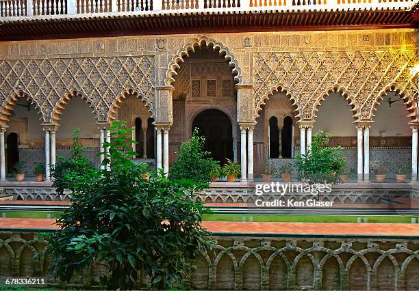 alcazar repeating moorish arches - koninklijk paleis van sevilla stockfoto's en -beelden