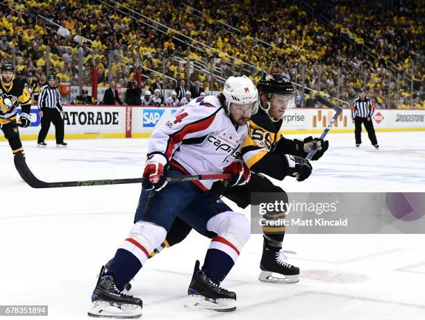 Justin Williams of the Washington Capitals fights for position against Jake Guentzel of the Pittsburgh Penguins in Game Four of the Eastern...