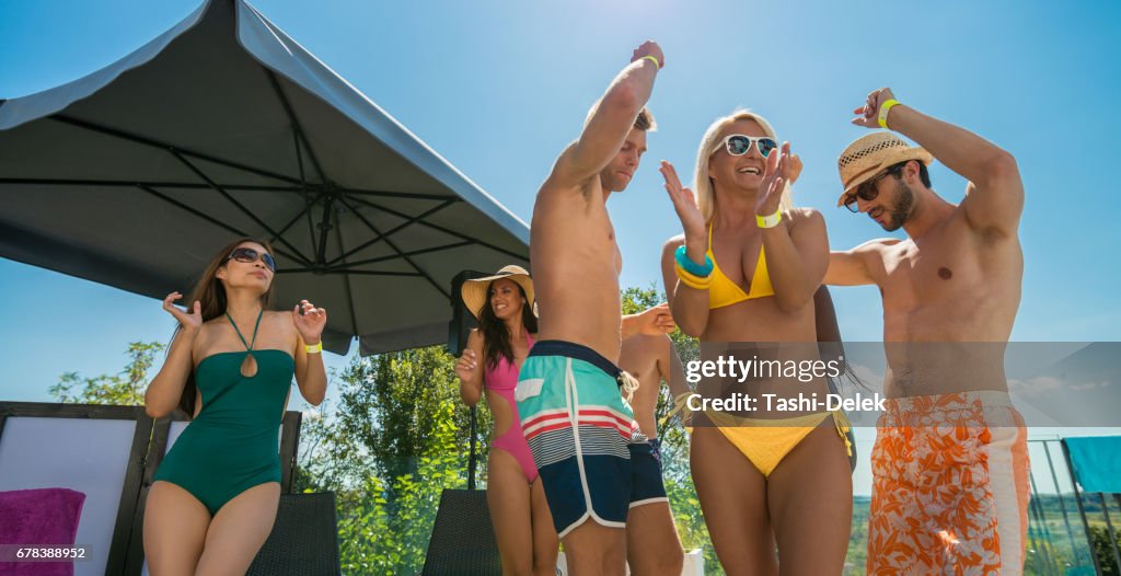 Dansen op een Pool Party