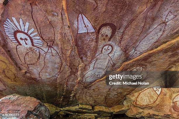 aboriginal wandjina cave artwork in sandstone caves at raft point, kimberley, western australia, australia, pacific - wandjina stock pictures, royalty-free photos & images