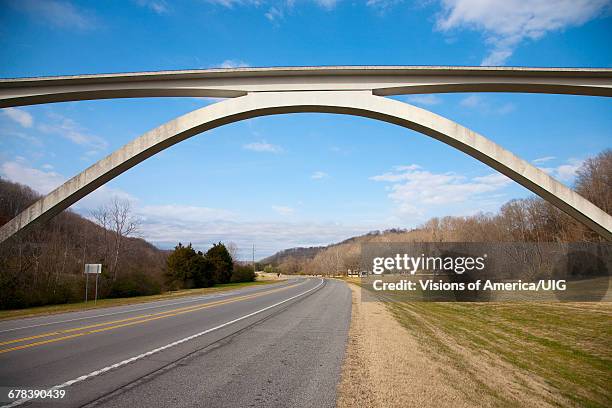 natchez trace parkway arched bridge, nashville, tn - franklin tennessee stockfoto's en -beelden