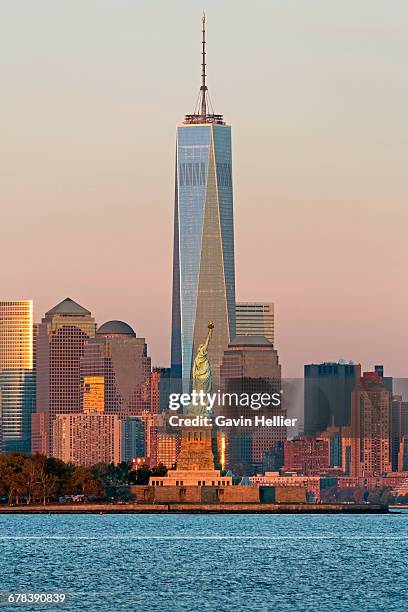 statue of liberty, one world trade center and downtown manhattan across the hudson river, new york, united states of america, north america - one world trade center stock-fotos und bilder