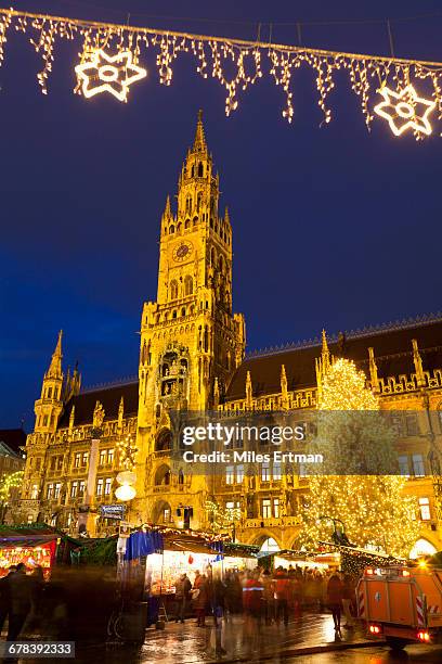 christmas market in marienplatz and the new town hall, munich, bavaria, germany, europe - new town hall munich stockfoto's en -beelden