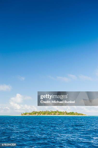 little island with a white sand beach in haapai, haapai islands, tonga, south pacific, pacific - haapai islands ストックフォトと画像