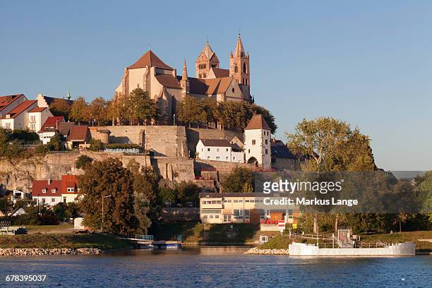 view over the rhine river to muensterberg hill with minster st. stephan, breisach am rhein, kaiserstuhl, breisgau, black forest, baden wurttemberg, germany, europe - breisach stock pictures, royalty-free photos & images