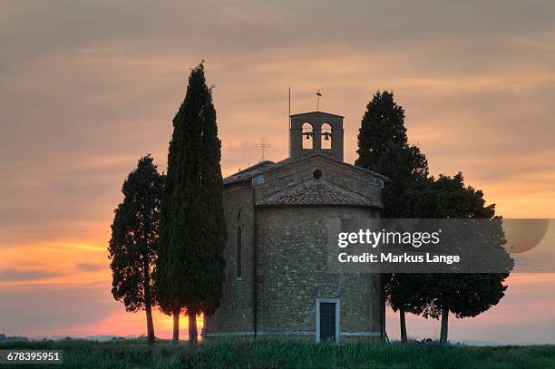 capella di vitaleta, val dorcia, unesco world heritage site, province siena, tuscany, italy, europe - capella di vitaleta fotografías e imágenes de stock