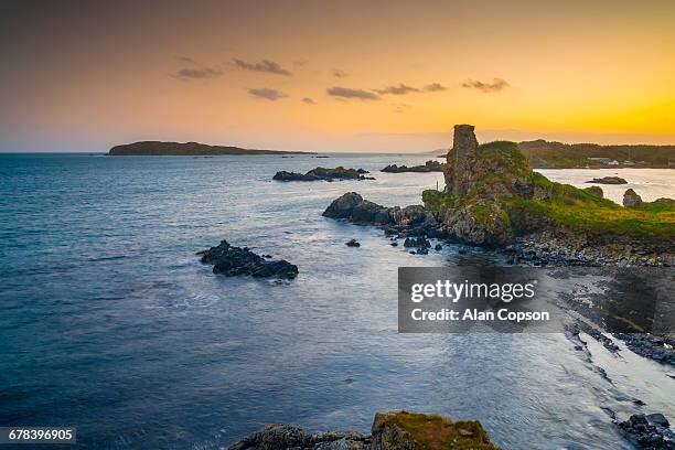 lagavulin bay, dunyvaig (dunyveg) castle, islay, argyll and bute, scotland, united kingdom, europe - アイラ ストックフォトと画像