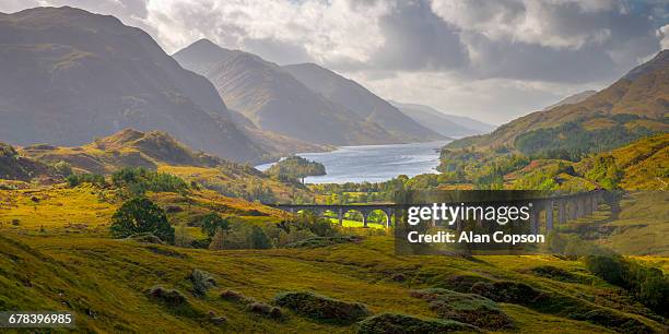 glenfinnan railway viaduct, part of the west highland line, glenfinnan, loch shiel, highlands, scotland, united kingdom, europe - alan copson fotografías e imágenes de stock