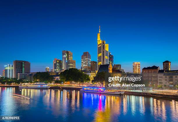 city skyline across river main, frankfurt am main, hesse, germany, europe - alan copson fotografías e imágenes de stock