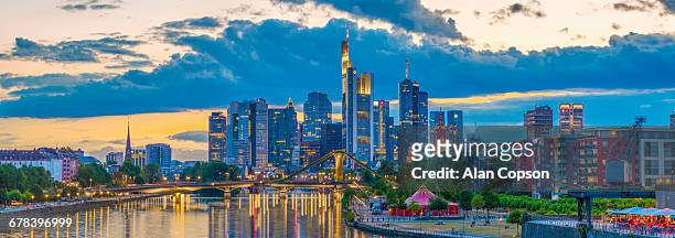 city skyline and river main, frankfurt am main, hesse, germany, europe - alan copson fotografías e imágenes de stock