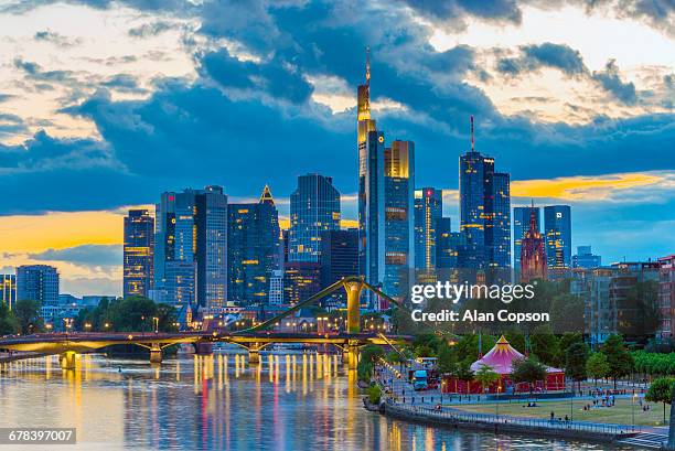 city skyline and river main, frankfurt am main, hesse, germany, europe - alan copson fotografías e imágenes de stock