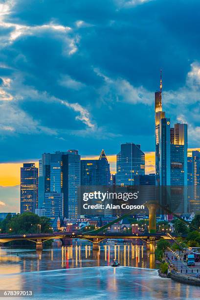 city skyline and river main, frankfurt am main, hesse, germany, europe - alan copson fotografías e imágenes de stock