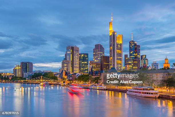 city skyline across river main, frankfurt am main, hesse, germany, europe - alan copson fotografías e imágenes de stock