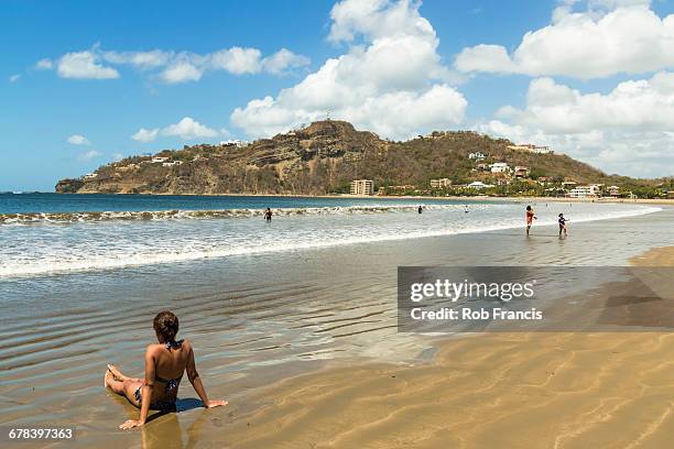 lookout hill overlooking the beach at this popular tourist hub for the southern surf coast, san juan del sur, rivas, nicaragua, central america - san juan del sur bildbanksfoton och bilder
