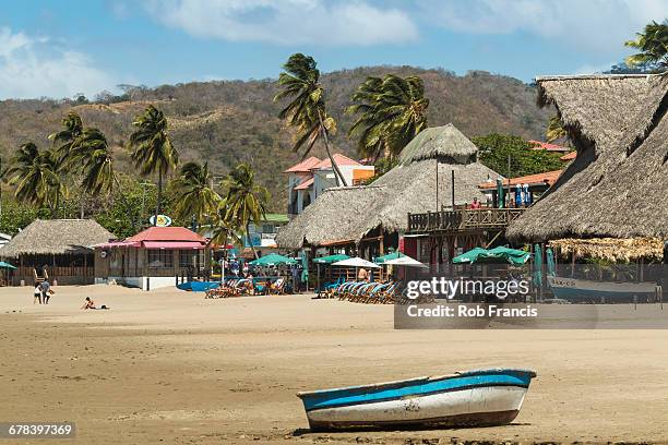 little boat on the beach at this popular tourist hub for the southern surf coast, san juan del sur, rivas province, nicaragua, central america - san juan del sur bildbanksfoton och bilder