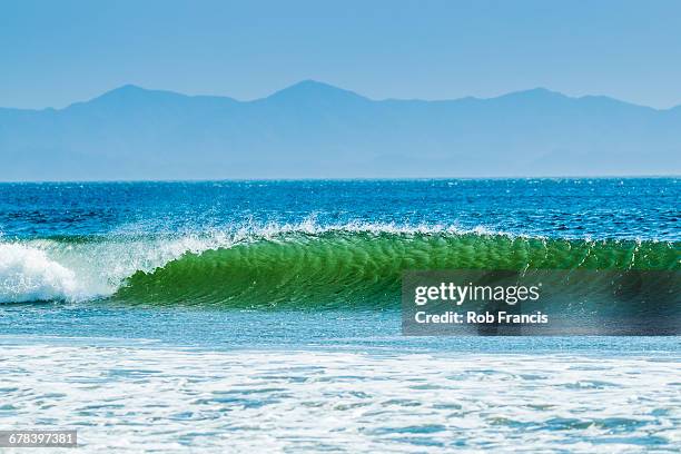 classic curling shore break surf wave, typical of this coast, playa hermosa, san juan del sur, rivas province, nicaragua, central america - san juan del sur bildbanksfoton och bilder