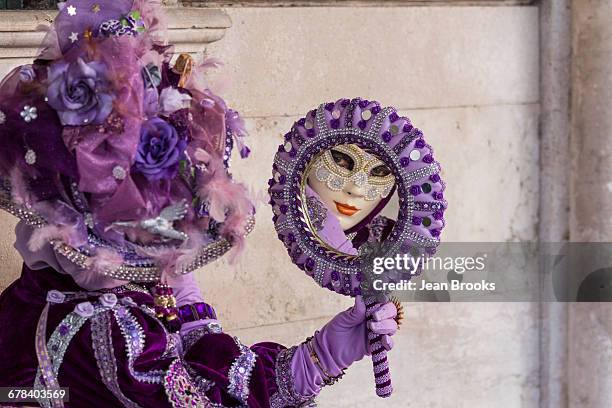 people in masks and costumes, carnival, venice, veneto, italy, europe - venetiaans masker vasthouden stockfoto's en -beelden