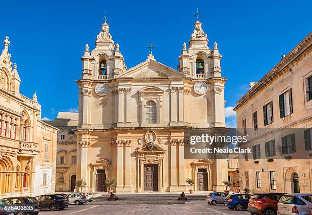 st. pauls cathedral and st. pauls square inside the medieval walled city of mdina, malta, europe - mdina stock pictures, royalty-free photos & images