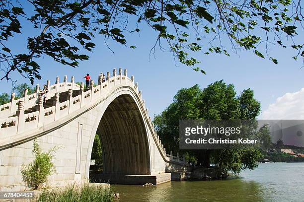 jade belt bridge built during emperor qialongs reign in the 18th century, at yihe yuan (the summer palace), unesco world heritage site, beijing, china, asia - jade yuan stockfoto's en -beelden
