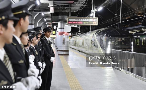 East Japan Railway Co.'s new luxury sleeper train, "Train Suite Shiki-shima," returns to Tokyo's Ueno Station on May 4 from a four-day trip between...