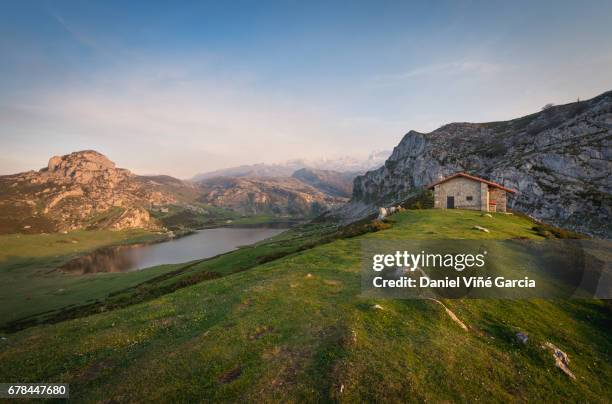 lakes of covadonga, picos de europa national park - picos de europa fotografías e imágenes de stock