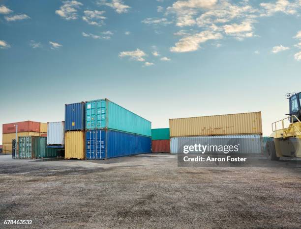 shipping containers - pier fotografías e imágenes de stock