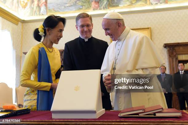 Pope Francis meets Daw Aung San Suu Kyi at the Apostolic Palace on May 4, 2017 in Vatican City, Vatican. The Holy See and the Republic of the Union...