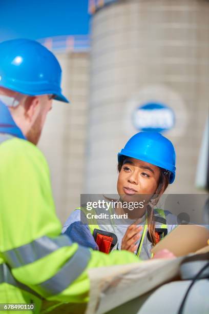 site workers discussing the problem - electrician apprentice stock pictures, royalty-free photos & images
