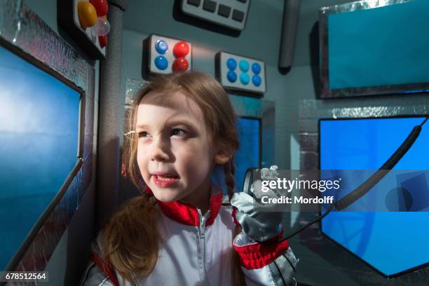 chica astronauta comandante - cosmonauta fotografías e imágenes de stock