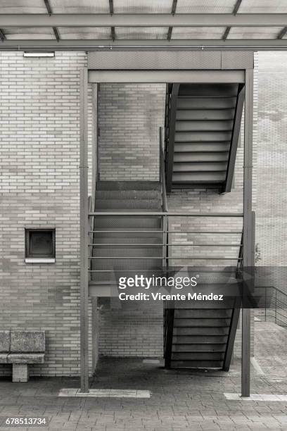 metal stairs - paisaje urbano stock-fotos und bilder