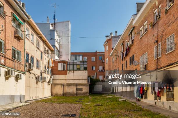 courtyard of the neighborhood of vallecas (madrid) - paisaje urbano stockfoto's en -beelden