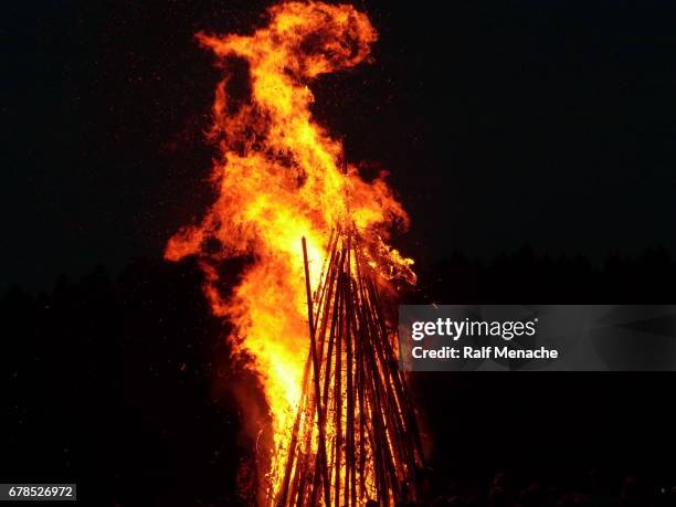 beieren, douane en traditie. johannisfeuer of sonnwendfeuer waar stro poppen zijn verbrand op saint john's eve. - heks stockfoto's en -beelden