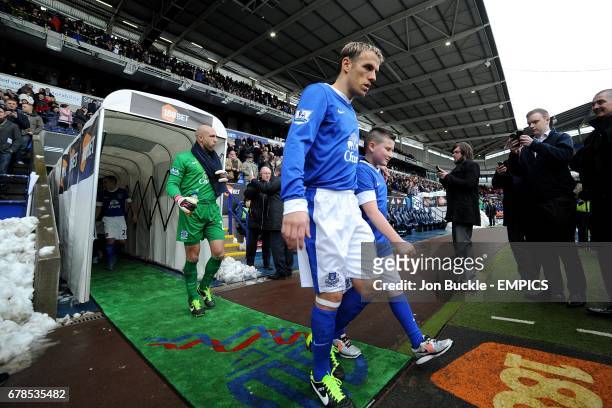 Everton's Phil Neville and goalkeeper Tim Howard walk out on to the pitch before kick-off