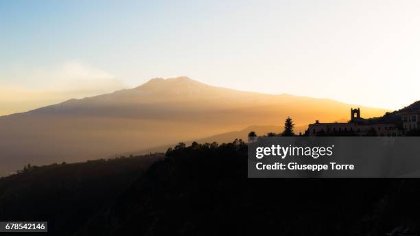 mount etna - etna orange stockfoto's en -beelden