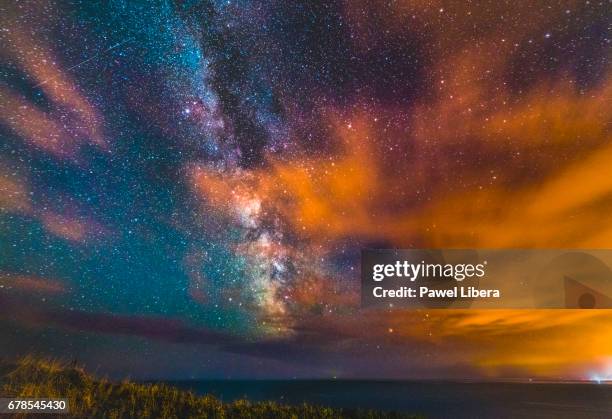 milky way rising over dorset's jurassic coast. - dorset england stockfoto's en -beelden