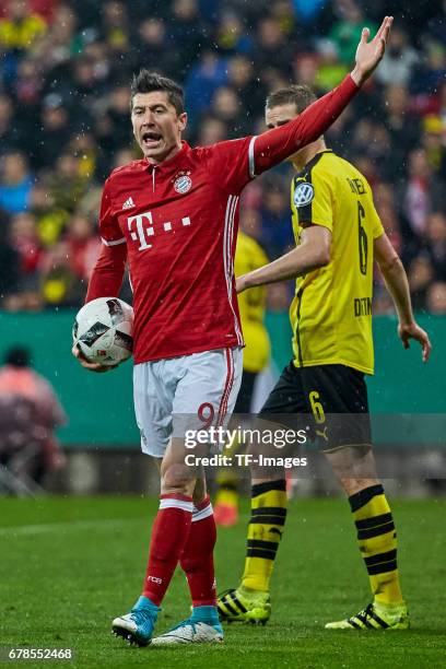 Robert Lewandowski of Bayern Munich ist mit einer Entscheidung des Referee assistenten nich gestures during the German Cup semi final soccer match...