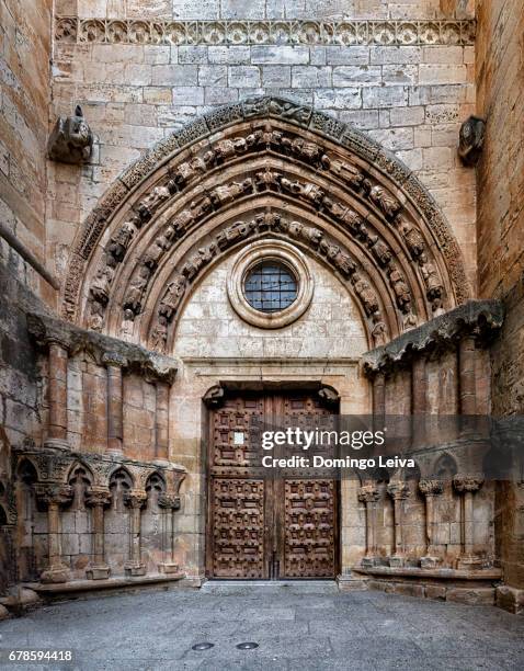 detail of the gothic façade of the cathedral of el burgo de osma - estilos de vida stock-fotos und bilder