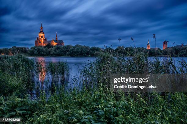 stralsund at night, mecklenburg-western pomerania, germany - cultura alemana stock-fotos und bilder