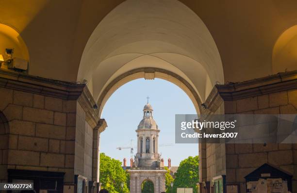 uitzicht op de klokkentoren, trinity college dublin, irealnd. - dublin historic stockfoto's en -beelden