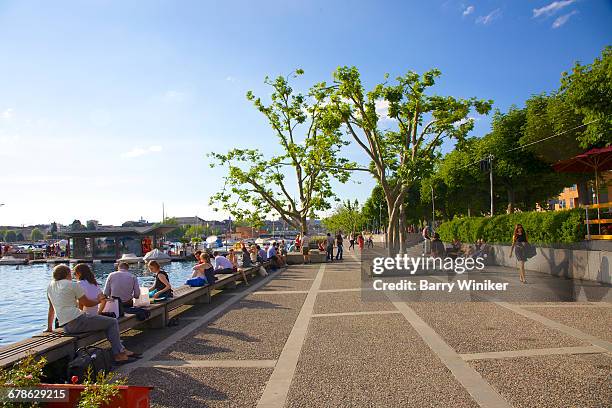 people enjoying seaside view, lake zurich - uferpromenade stock-fotos und bilder