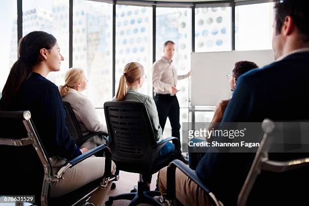 group of people in a training session - spiegare foto e immagini stock