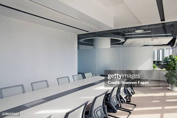 view of sunny conference room table and chairs - 會議室 個照片及圖片檔